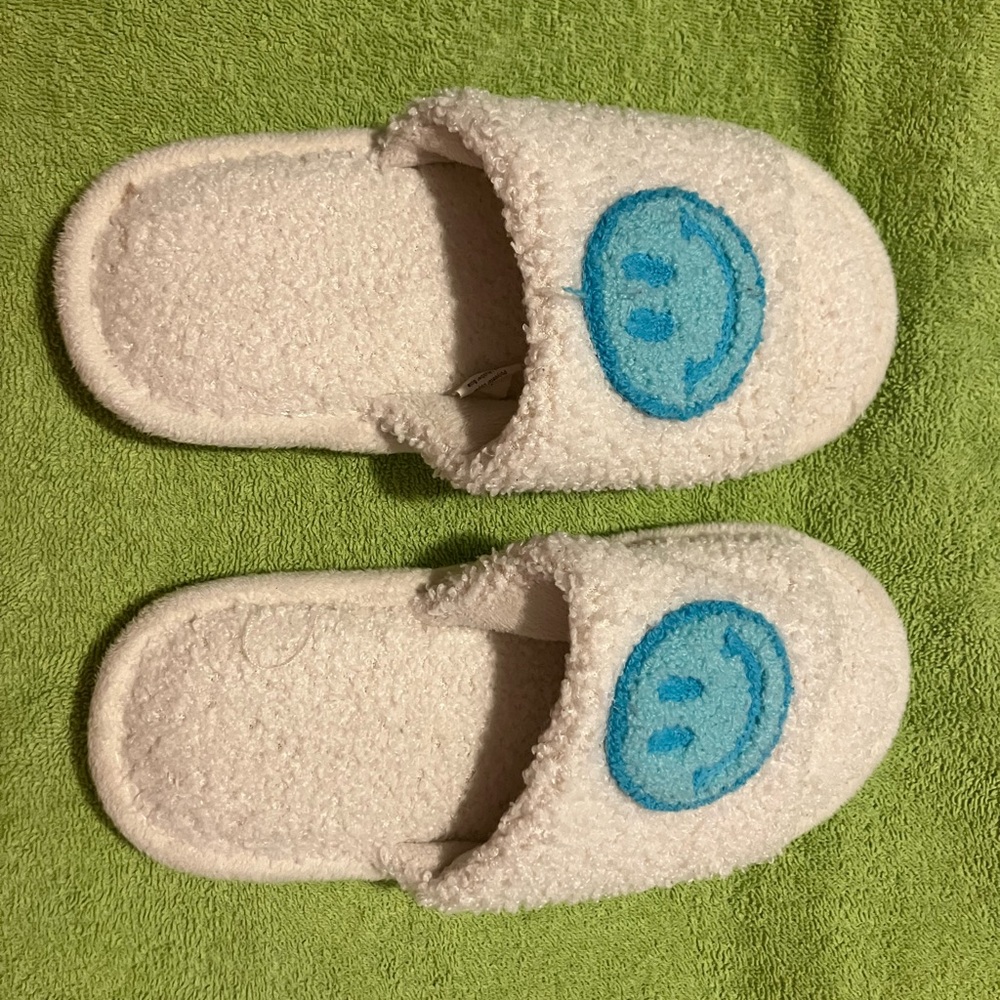 Slippers in fleece with blue happy faces